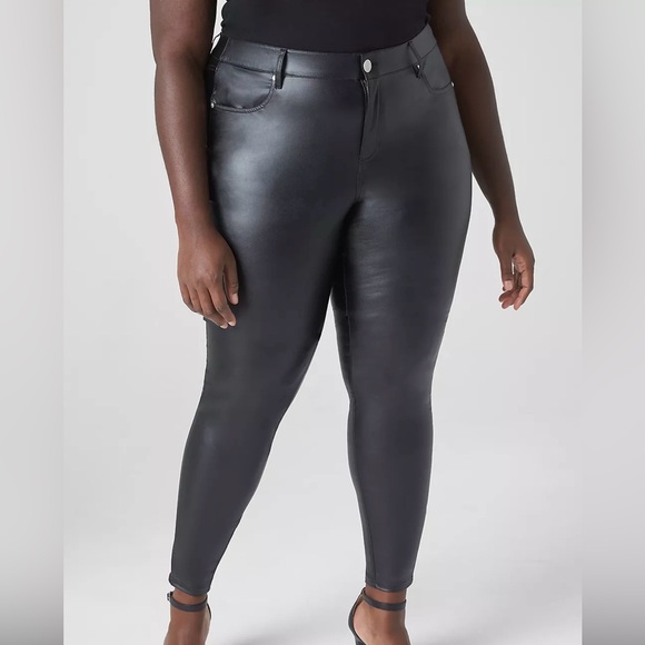 Lightweight Faux-Leather Legging in Plus Size - Picture 1 of 4